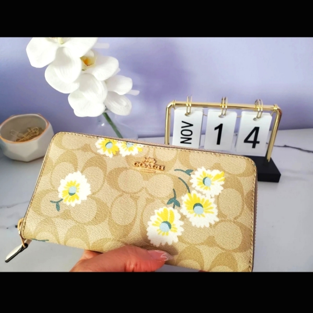 New Coach Wallet Light Khaki Chalk Multi